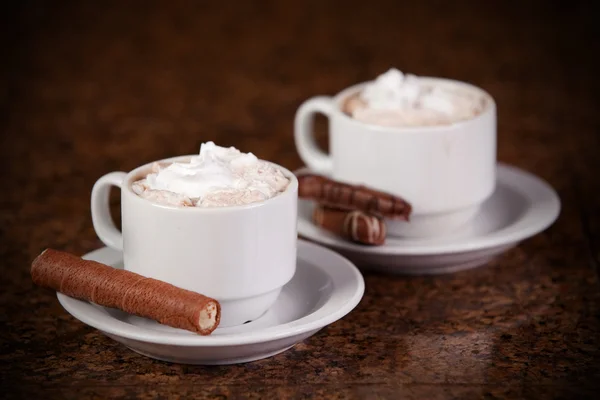 Две чашки кофе или горячего какао с шоколадом и печеньем — стоковое фото