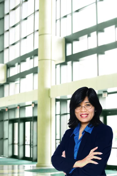 Pewna siebie azjatycka kobieta biznesu — Zdjęcie stockowe