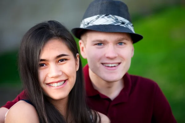Mladý pár interracial dohromady — Stock fotografie