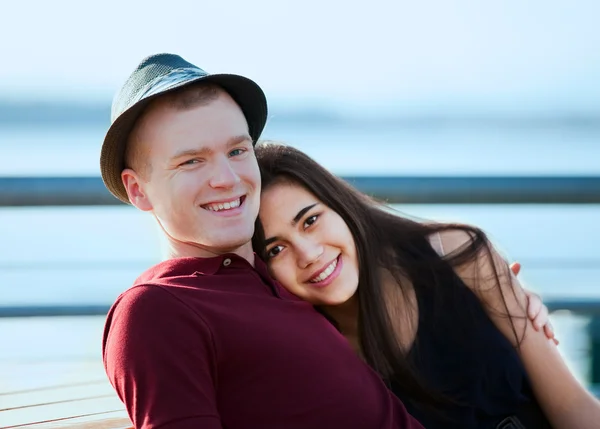 Jovem casal interracial apaixonado — Fotografia de Stock