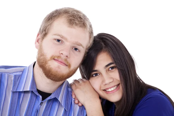 快乐年轻异族夫妇在蓝色，早期的二十几岁或晚 t — 图库照片