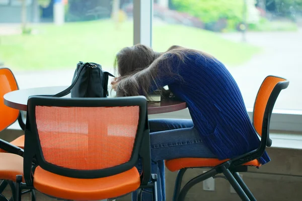 Jonge hogeschool of middelbare school student in slaap op tafel — Stockfoto