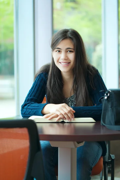 Jovem estudante universitário feliz estudando na escola — Fotografia de Stock