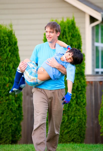 Apa kezében fogyatékos fia szabadban — Stock Fotó