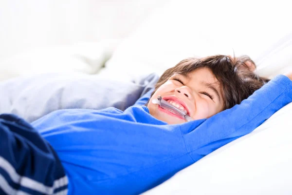 Behinderter Junge streckt sich glücklich auf Matte — Stockfoto