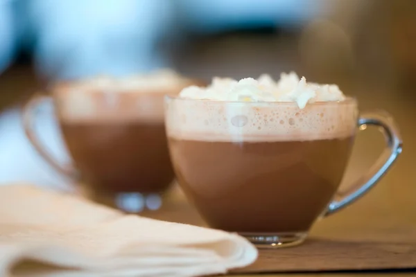 Две чашки горячего какао или кофе — стоковое фото