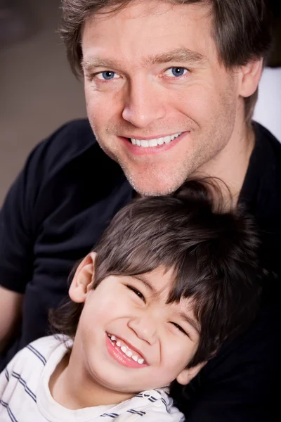 Schöner junger Vater lächelt mit behindertem kleinen Sohn — Stockfoto