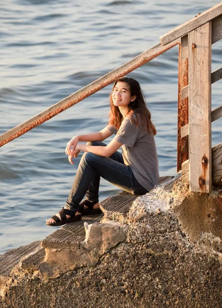 Biracial Aziatische Tiener Meisje Ontspannen Stenen Trap Naar Beneden Naar — Stockfoto