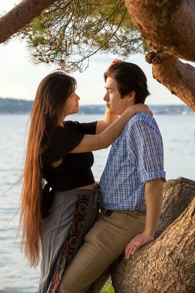 Yakışıklı Melez Asyalı Beyaz Irktan Bir Çift Pasifik Kuzeybatısında Gölün — Stok fotoğraf