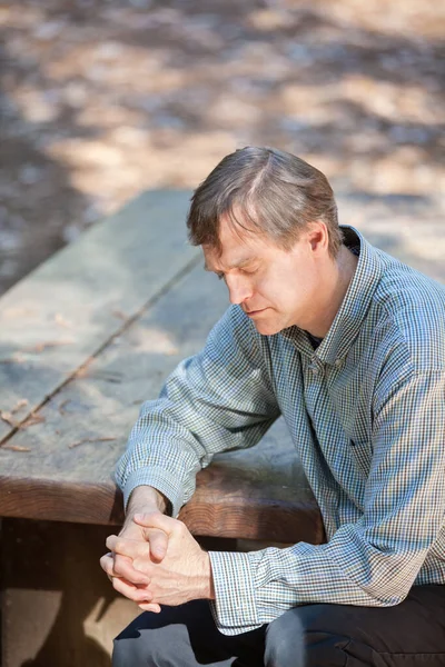 Blanke Man Vijftig Zit Alleen Aan Houten Tafel Biddend Het — Stockfoto