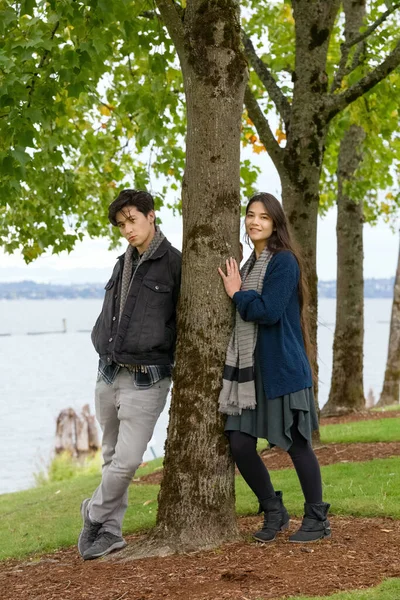 Giovane Coppia Birazziale Piedi Insieme Sul Lago Nel Parco — Foto Stock