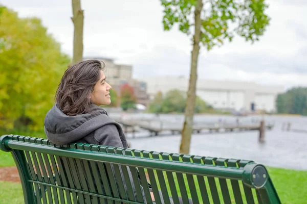 Glimlachend Biracial Tiener Meisje Jong Volwassen Vrouw Grijs Jasje Zittend — Stockfoto