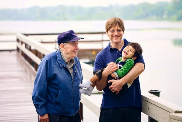 Drie Generaties Mannen Grootvader Vader Zoon Samen Kade Mistige Ochtend Rechtenvrije Stockafbeeldingen