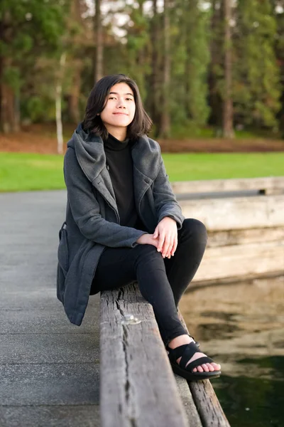 Usmívající Teen Dívka Šedé Bundě Sedí Jezera Při Západu Slunce — Stock fotografie