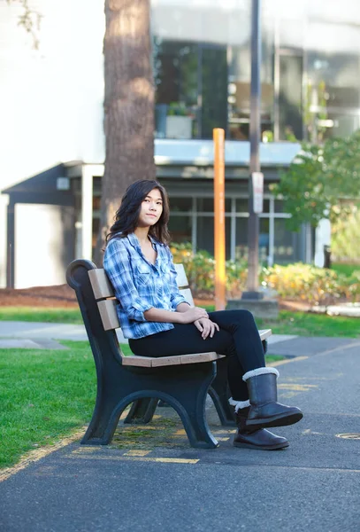 Biracial Asiatisk Tonåring Flicka Sitter Bänk Utanför Skolan Byggnad Benen — Stockfoto