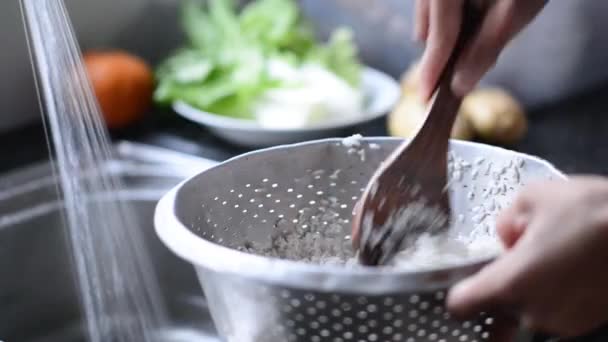 Lavagem de arroz branco — Vídeo de Stock