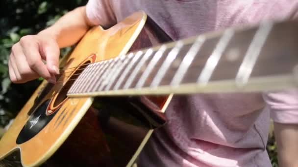 Man spelar gitarr — Stockvideo