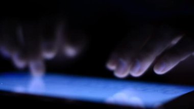 kahve içerken kafede tablet bilgisayar dokunmatik ipad kullanan kadın