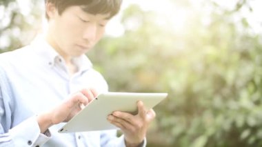 parkta tablet bilgisayar ipad dokunmatik ekran kullanma