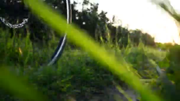 Pareja mayor montando en bicicleta. Ir en bicicleta, Vista de ángulo bajo . — Vídeos de Stock