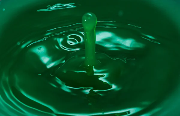 soyut su damlaları ve damlacıkları, yeşil sıvı, kopyalama alanı,