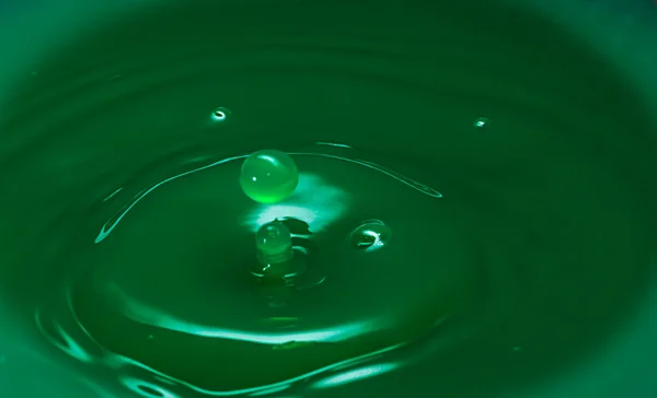 摘要的水水滴和飞沫，绿色液体，副本空间, — 图库照片