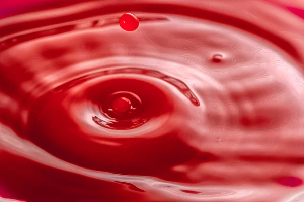 摘要的水水滴和飞沫，红色的液体，副本空间，h — 图库照片