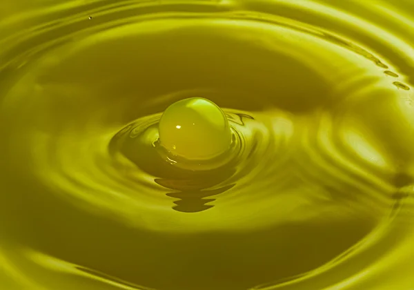 Sammanfattning av vattendroppar och droppar, gul vätska, kopia utrymme — Stockfoto