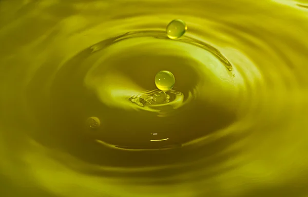 Sammanfattning av vattendroppar och droppar, gul vätska, kopia utrymme — Stockfoto