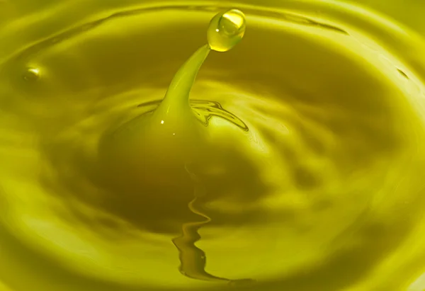 Résumé des gouttes d'eau et des gouttelettes, Liquide jaune, Espace de copie — Photo