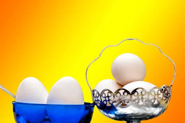 Huevos blancos en cuenco de cristal, cesta, cuchara, delantero encendido, aislado, bl — Foto de Stock