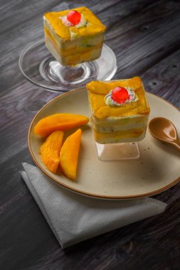 Kopya alanı olan bir tabakta mango mus.