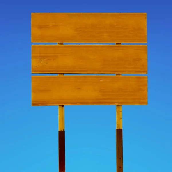 Panneau d'affichage en bois sur fond bleu — Photo