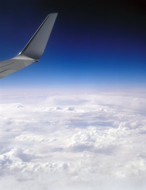 yukarıda yüksek uçan.