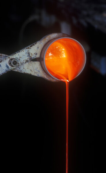 Расплавленное золото в тигле
.