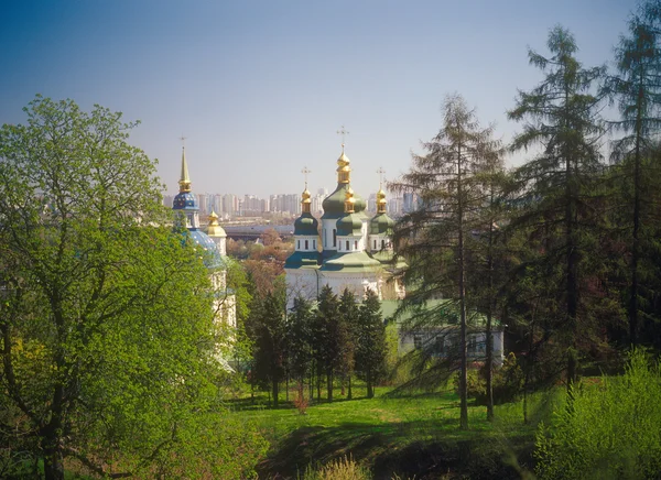 Monasterio de Vydubychi en primavera. Kiev, Ucrania . —  Fotos de Stock