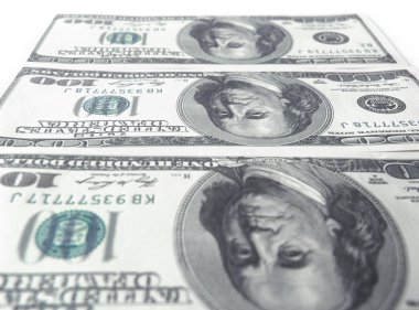 Yüz dolarlık banknotlar.