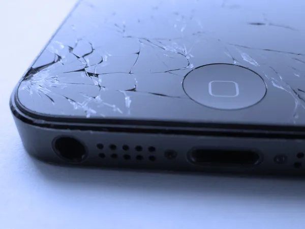 Сломанной apple мобільного пристрою. — стокове фото