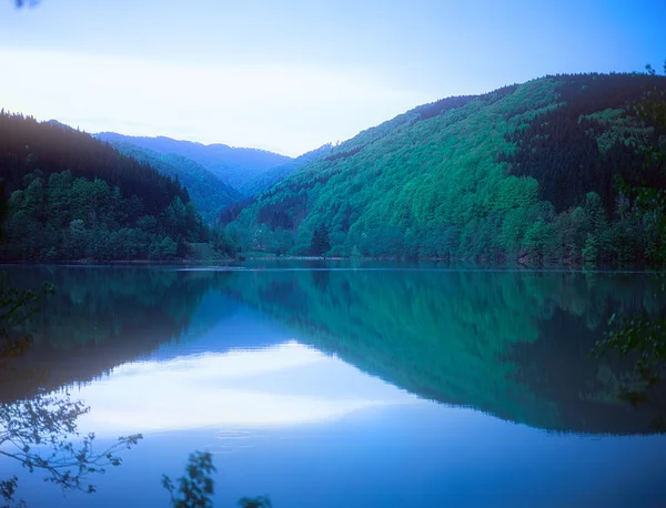 Crepúsculo sobre un lago de montaña . — Foto de Stock