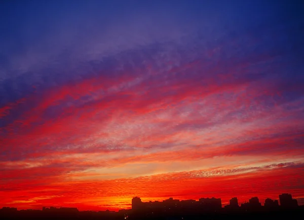 Szkarłatny zachód słońca. — Zdjęcie stockowe