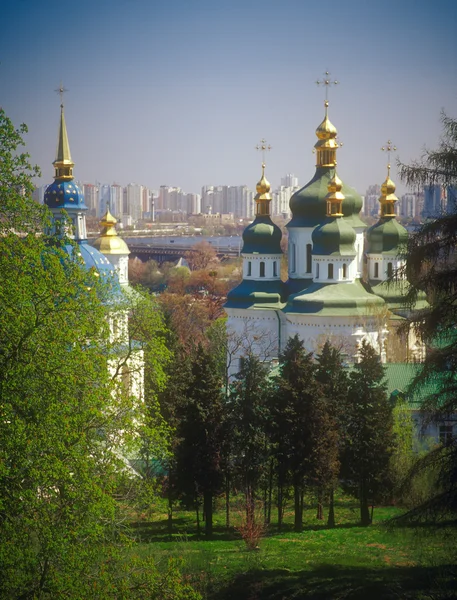 Bahar vydubychi Manastırı. Kyiv, Ukrayna. — Stok fotoğraf