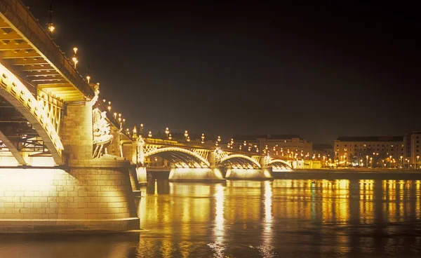 Margaretenbrücke bei Nacht. — Stockfoto