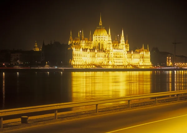 Parlamentsgebäude in der Nacht. — Stockfoto