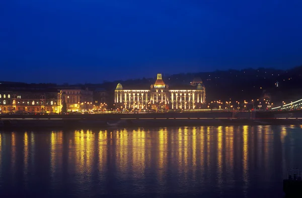 Gellert hotel palace in budapest bei Nacht. — Stockfoto