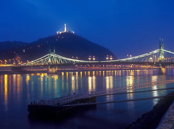 Zitadelle und Freiheitsbrücke in Budapest bei Nacht. — Stockfoto
