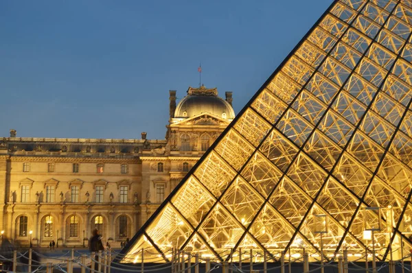 Párizs Franciaország November 2021 Kilátás Musee Louvre Piramissal Éjszaka Franciaország — Stock Fotó