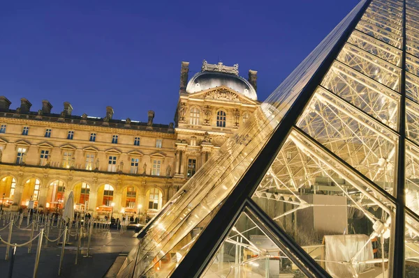 Párizs Franciaország November 2021 Kilátás Musee Louvre Piramissal Éjszaka Franciaország — Stock Fotó