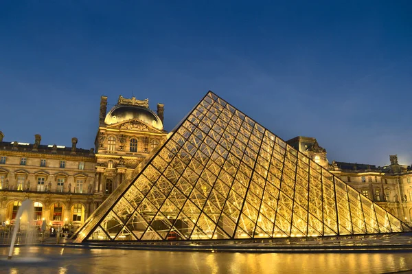 2021年11月18日 法国巴黎 卢浮宫与金字塔的夜景 这是法国最受欢迎的旅游胜地之一 也是巴黎的一个重要地标 — 图库照片#
