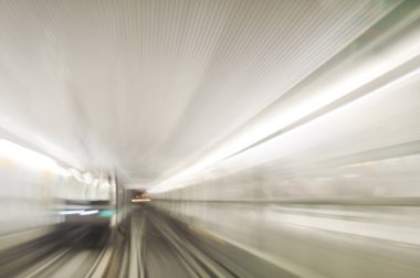 Yüksek hızlı tren bir tünelden geçiyor..