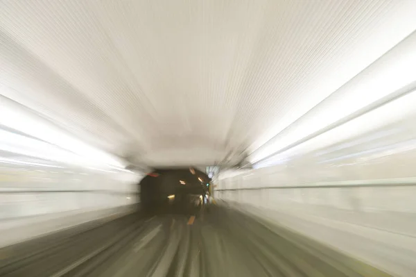 Pociąg Dużych Prędkości Jadący Wzdłuż Torów Przez Tunel — Zdjęcie stockowe